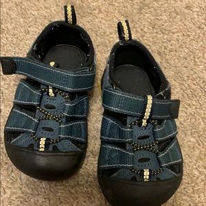 Toddler Sz 5 Keen sandals